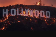 "Сгорела даже надпись Hollywood": В Лос-Анджелесе продолжает бушевать крупнейший лесной пожар