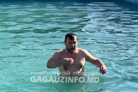 Не зимняя погода и купания в теплой воде. Как проходят Крещенские купания в Гагаузии