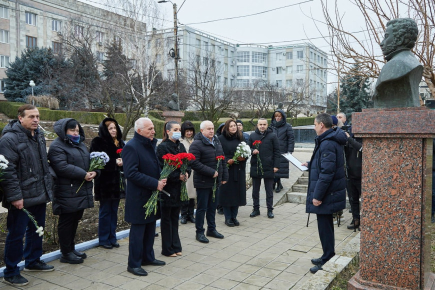 В Комрате возложили цветы к памятнику Пушкина