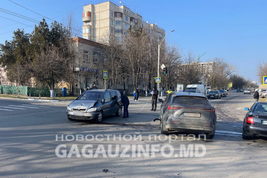 Не поделили улицу. На перекрестке в Комрате произошло ДТП