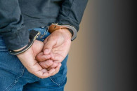 Требовали взятку в полмиллиона: двух мужчин подозревают в извлечении выгоды из влияния