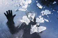 Поскользнулась? Подо льдом в молдавском селе нашли тело женщины