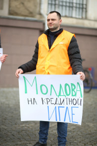 "Удавка на шее народа". Inima Moldovei провела протест против роста госдолга