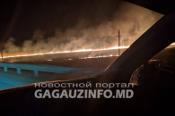 На озере в Конгазе горел камыш – вечером его тушили пожарные