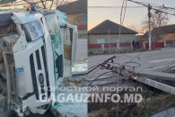 В Кирсово грузовик снес столб и перевернулся