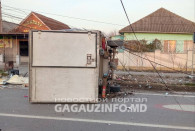 В Кирсово грузовик снес столб и перевернулся