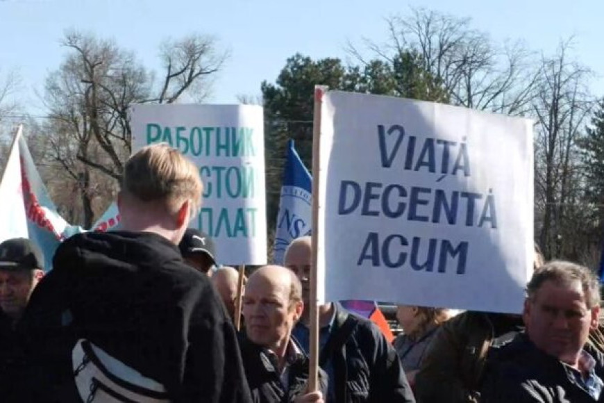 "Мы не рабы!". Железнодорожники снова вышли на протест в центре Кишинева