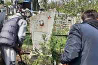 "Чистая память". В Комрате школьники провели субботник на могилах ветеранов ВОВ