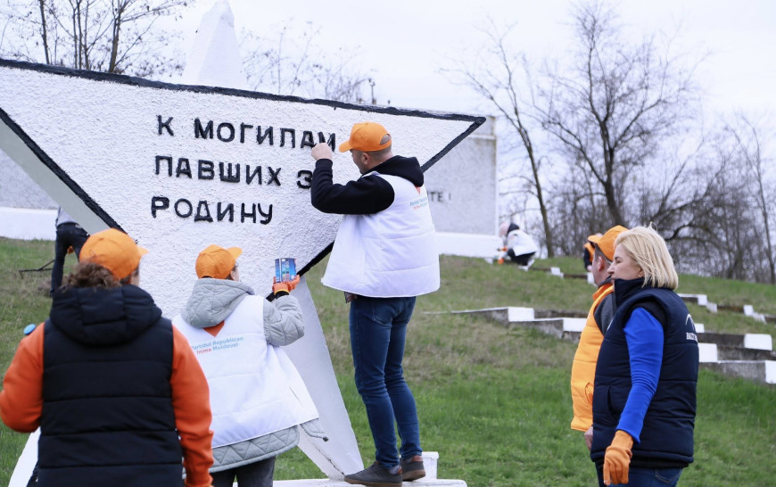 "Благодарность за мир". Команда Inima Moldovei привела в порядок Мемориал славы в Унгенах