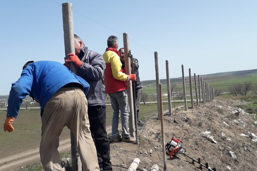 В Кирсово начали ограждать мусоросвалку. Установят и видеокамеру
