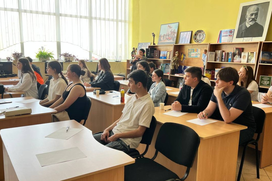 В Гагаузии более 150 учащихся офлайн пишут "Диктант Победы"