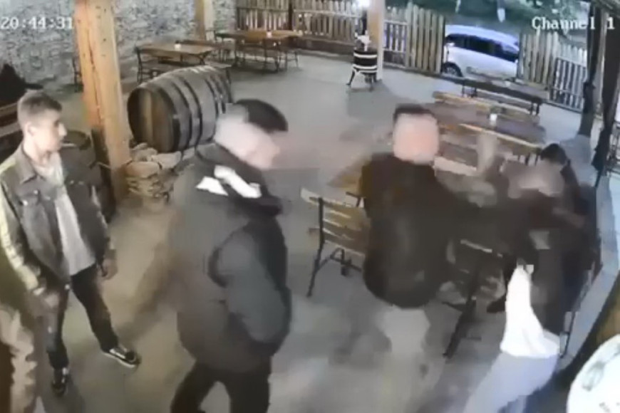 "Бойцовский клуб" в Вулканештах: парень избил девушку, пока на это смотрела группа отдыхающих