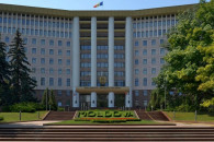 Сами же и нарушают закон. Депутаты парламента Молдовы заседают в здании, которое не сдали в эксплуатацию
