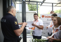 «Служи народу, а не PAS». У здания инспектората полиции в Кишиневе люди в знак протеста надели на себя наручники