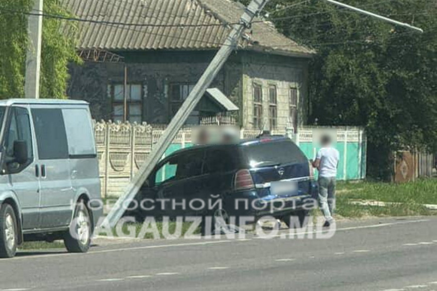 В Конгазе легковушка снесла столб ЛЭП