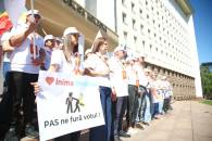 "15 лет тюрьмы за кражу выборов". Inima Moldovei устроила протест против фальсификаций PAS