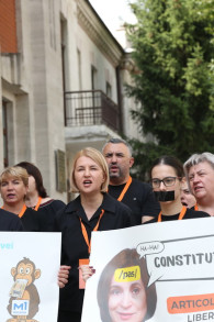 "Здесь убили свободу слова". Активисты Inima Moldovei устроили протест у Совета по аудиовизуалу