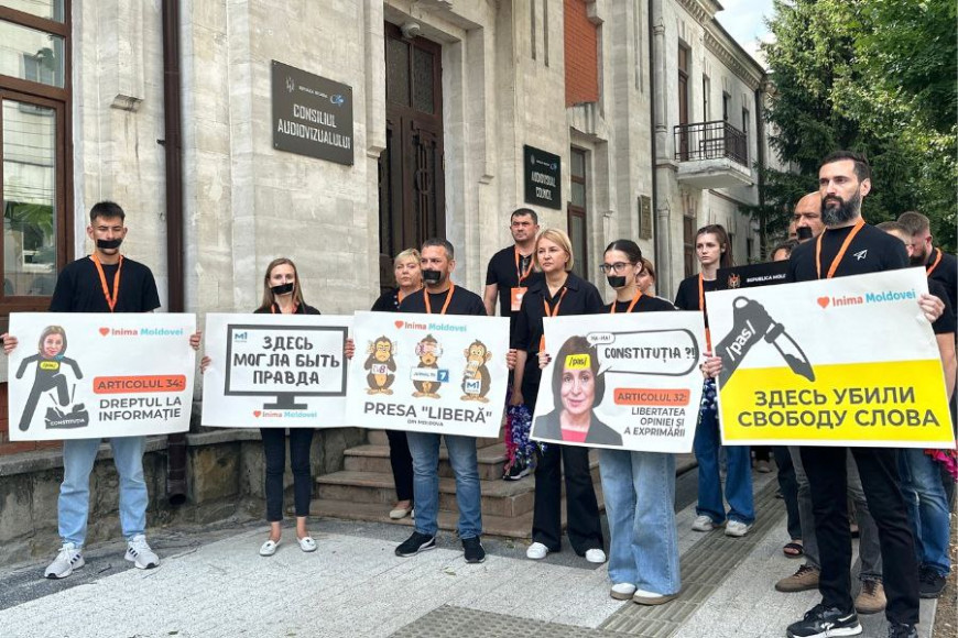 "Здесь убили свободу слова". Активисты Inima Moldovei устроили протест у Совета по аудиовизуалу
