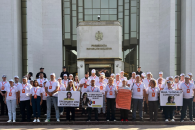 Акция протеста у президентуры: полиция применила силу к мирным протестующим Inima Moldovei