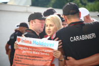 Акция протеста у президентуры: полиция применила силу к мирным протестующим Inima Moldovei