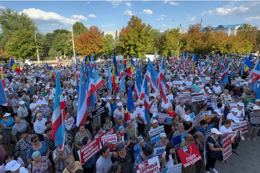 На митинге в воскресенье. СМИ сообщают об избиении в Комрате полицейского