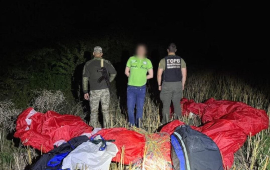 Задержали на взлете: украинец пытался сбежать в Молдову на параплане