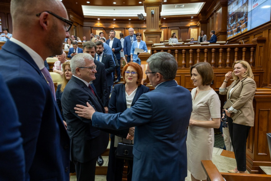 14 минут на принятие присяги. Главой КС вновь стала Домника Маноле