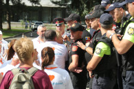 Протест Inima Moldovei у правительства: полиция заблокировала вход в здание