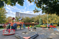В парке Комрата демонтируют детскую площадку