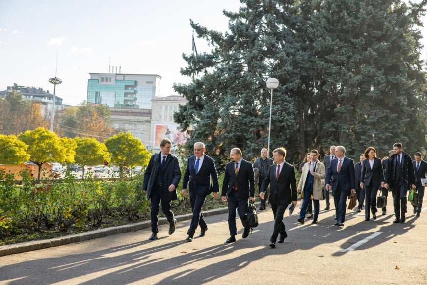Правительство Александра Мунтяну получило вотум доверия парламента