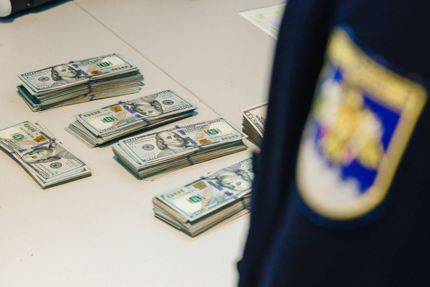 Попытка вывоза из Молдовы иностранкой более 45 тысяч долларов пресечена на таможне