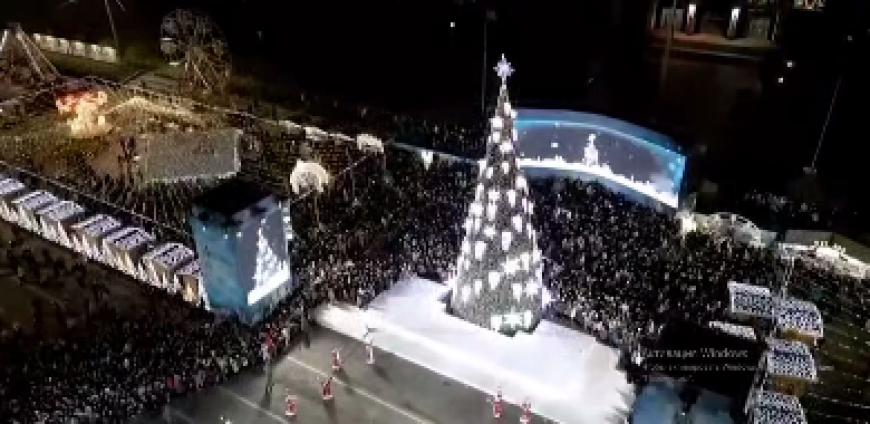 Огни на главной елке страны зажглись: дан старт зимним праздникам