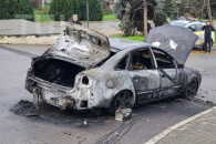 Прямо на площади. В Тараклии сгорел автомобиль