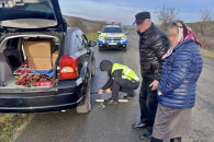 В Чимишлии полицейские помогли водителю поменять колесо