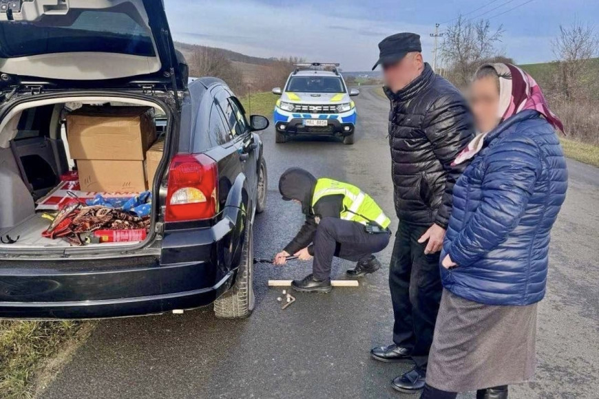 В Чимишлии полицейские помогли водителю поменять колесо