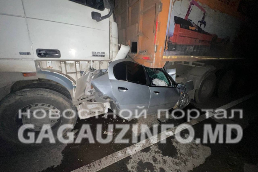 Эпичное ДТП в Конгазе: два грузовика раздавили легковушку
