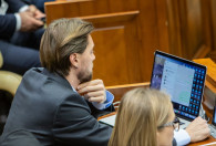 "Кенты" в парламенте. Депутаты от PAS обсуждали как уничтожат "все, что содержит спирт и горит"