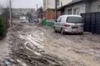 "Иногда и бахилы не спасают". Одна из улиц Комрата почти непроходима – что говорят власти