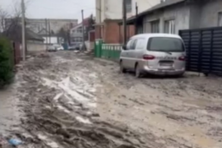 "Иногда и бахилы не спасают". Одна из улиц Комрата почти непроходима – что говорят власти