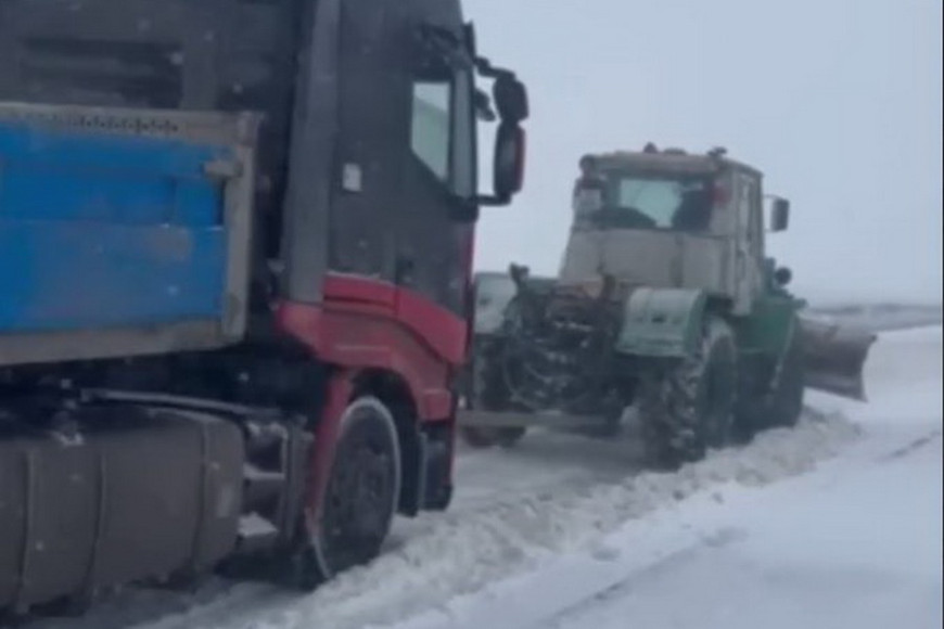 Вблизи Баурчи спецтехника вытащила застрявший в снегу грузовик