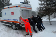 В Бессарабке машину "скорой" вытягивали из снега врачи и полицейские