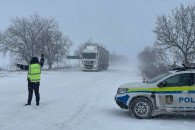 Туман и снег в Гагаузии: патрульные полицейские помогают водителям выбраться из снежного плена
