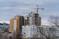 "Нельзя приносить в банк мешки с деньгами". Минфин отказался повышать порог сделок с недвижимостью
