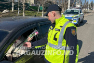 Дарите женщинам цветы. Акция полиции в Гагаузии