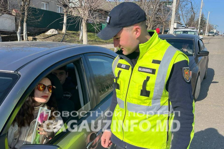 Дарите женщинам цветы. Акция полиции в Гагаузии