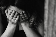 "Почему ты еще не умерла?": мужчина из ревности ударил ножом сожительницу