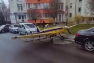 У многоэтажки в Кишиневе неизвестный припарковал самолет
