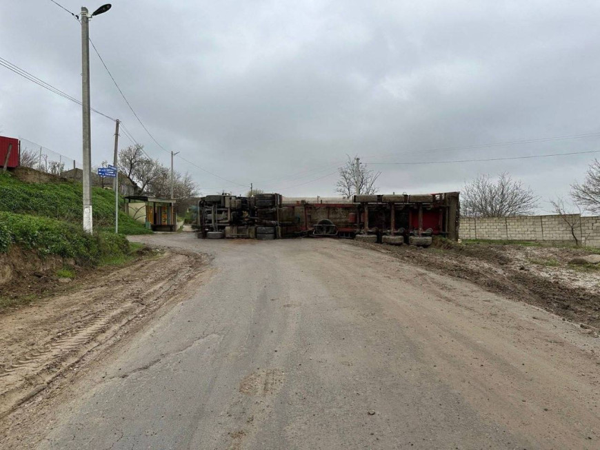 Трасса R-34 перекрыта у Джурджулешт: перевернулся грузовик с зерном