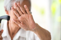 85-летнюю пенсионерку на севере попытался изнасиловать молодой мужчина