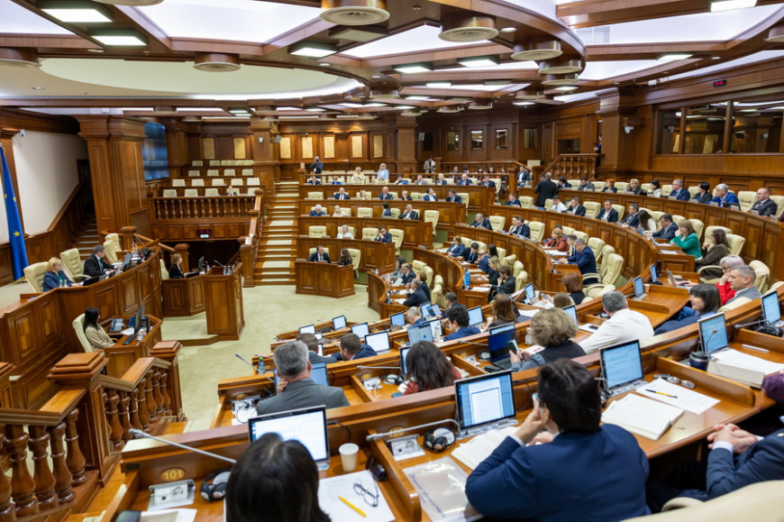 Парламент принял новый кодекс: оппозиция устроила протест из-за русского языка